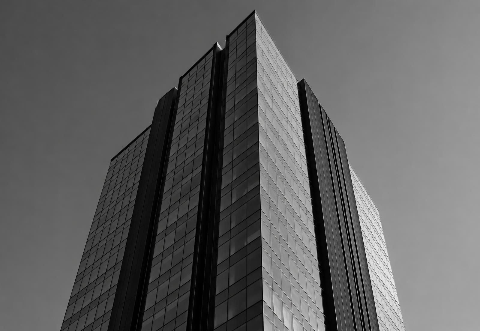 Fachada de edificio corporativo contemporáneo